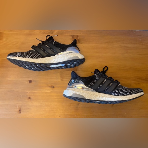 Ultra boost “Silver Medal” Size 10.5M - Picture 4 of 6